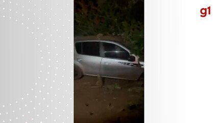 Carro bate e derruba muro de casa em Colinas