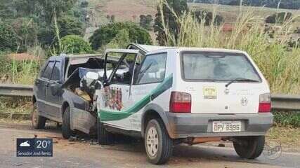 Batida de frente entre dois carros mata passageiro na MGC-267, em Campestre