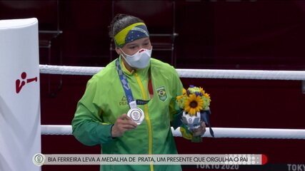 Bia Ferreira leva a prata no boxe, presente que orgulha o pai