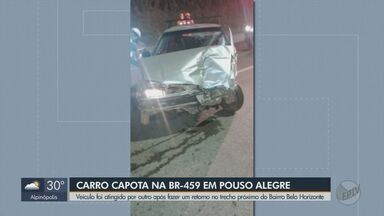 Carro capota após ser atingido ao fazer retorno na BR-459, em Pouso Alegre, MG - Carro capota após ser atingido ao fazer retorno na BR-459, em Pouso Alegre, MG