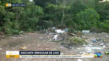 Moradores reclamam de descarte irregular de lixo em terreno baldio no Bequimão - O repórter Murilo Lucena fala sobre o assunto na manhã desta quarta-feira (10) no Bom Dia Mirante.