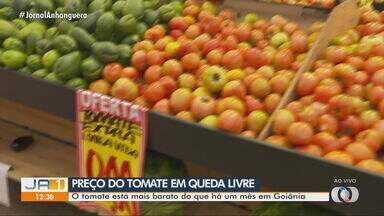 Preço do tomate sofre queda em estabelecimentos de Goiânia - O tomate está mais barato do que há um mês em Goiânia. Antes era encontrado a quase R$ 7 e agora a menos de R$ 3.