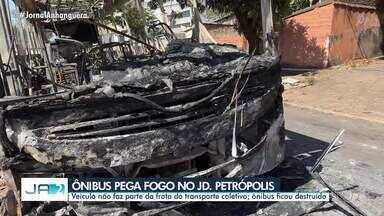 Ônibus pega fogo em Goiânia - Um ônibus foi completamente destruído pelo fogo no Jardim Petrópolis, em Goiânia.