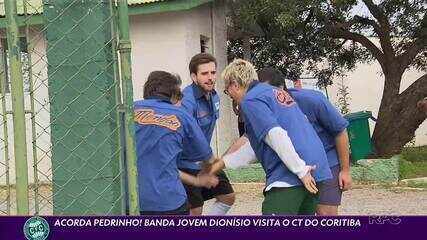 Acorda Pedrinho! Banda Jovem Dionísio visita o CT do Coritiba