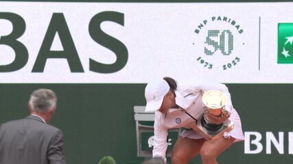 Em 2023, Iga Swiatek deixou a tampa do troféu de Roland Garros cair durante a cerimônia de premiação