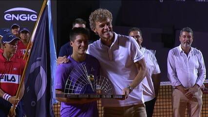 Báez recebe troféu do Rio Open 2024 das mãos de Gustavo Kuerten