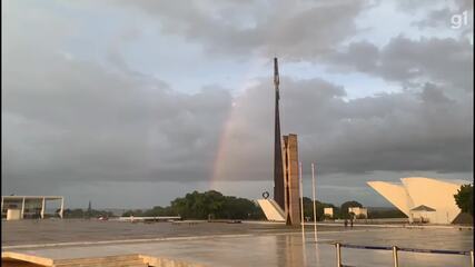 Arco-íris apareceu na Praça dos Três Poderes minutos após a chuva. Fernanda Vivas/TV Globo