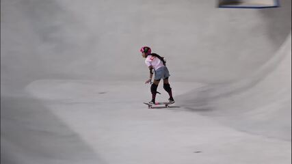 Arisa Trew competindo pela Austrália no Pré-olímpico de skate Park em Dubai