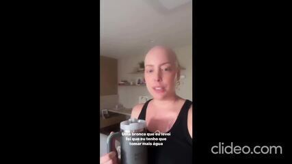 Fabiana Justus toma bronca por não bebês água durante tratamento para o câncer