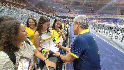 Quase 50 minutos após fim de Brasil x EUA, Zé Roberto conversa com torcedores