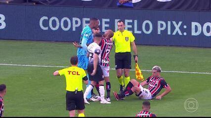 Após gol do São Paulo, há confusão em campo e cartão amarelo para Carlos Miguel e Luciano