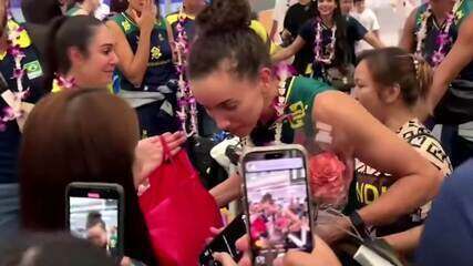 Seleção feminina de vôlei é recebida com presentes, flores e cartazes na Tailândia