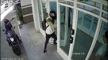 Assaltantes demonstram tranquilidade ao roubar visitantes na porta de condomínio em SP