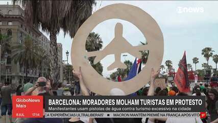 Moradores de Barcelona molham turistas em protesto contra turismo excessivo