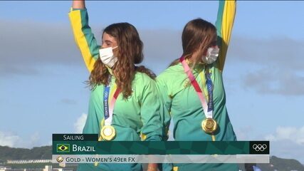 Martine Grael e Kahena Kunze recebem a medalha de ouro - Olimpíadas de Tóquio