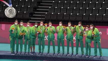 Brasil sobe ao pódio para receber a medalha de prata no vôlei feminino nas Olimpíadas de Tóquio