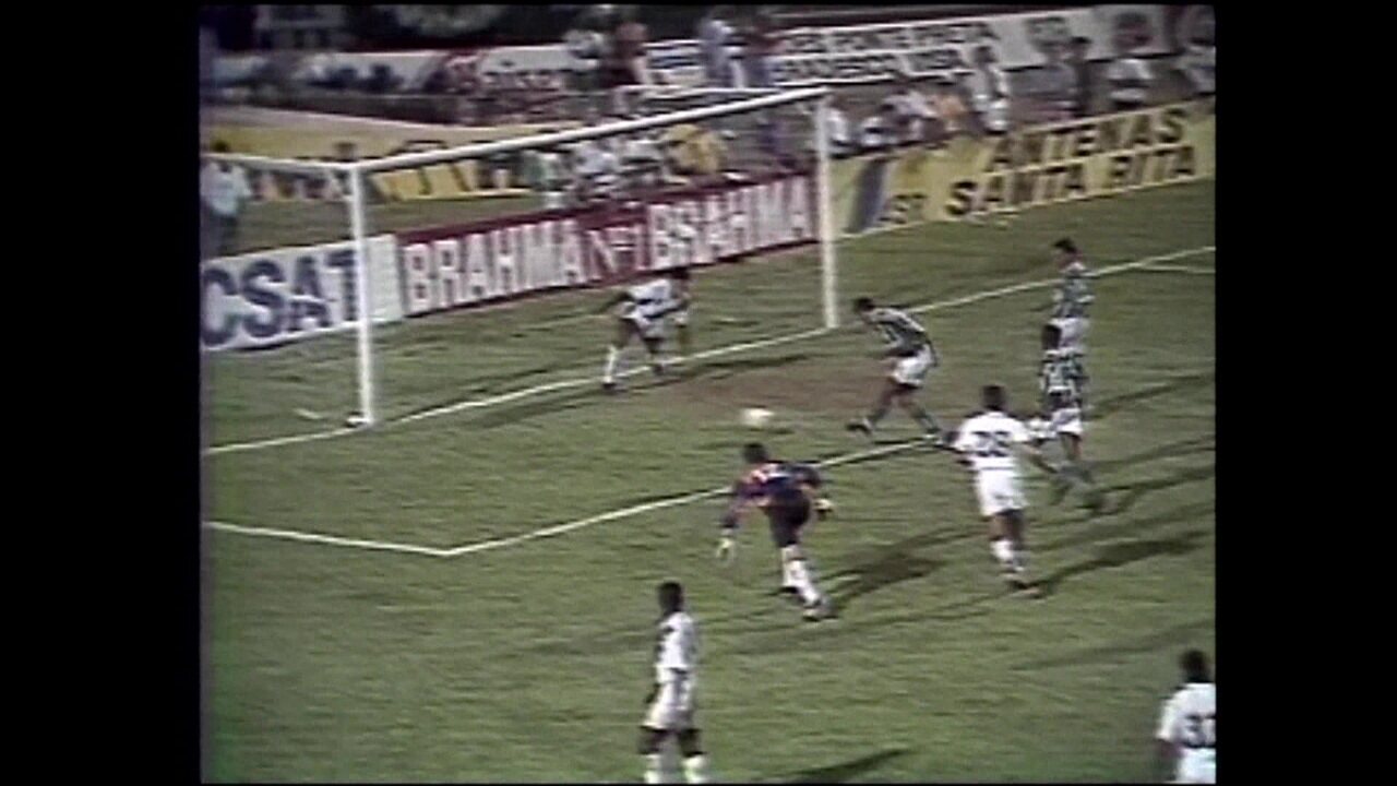 Em 1995, Rivaldo invade a área, dribla goleiro e faz golaço pelo Palmeiras contra a Ponte Preta