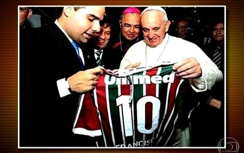 Papa Francisco recebe camisa do Fluminense de presente