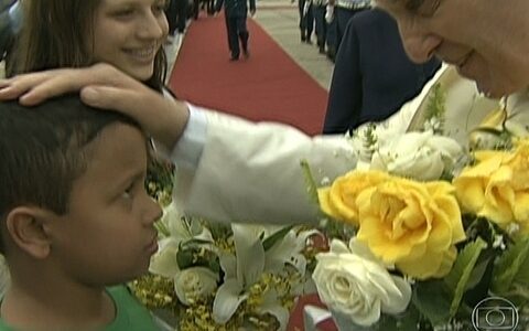 Crianças chegam perto do Papa Francisco