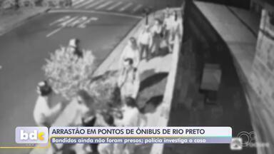 Polícia investiga dupla armada que fez arrastão em ponto de ônibus de Rio Preto - A Polícia Civil investiga uma dupla armada fez um arrastão em um ponto de ônibus de São José do Rio Preto (SP), na madrugada desta quarta-feira (26). De acordo com o boletim de ocorrência, 15 pessoas aguardavam o ônibus no momento do ocorrido.