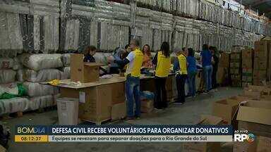 Defesa Civil recebe voluntários para organizar donativos - Equipes se revezam para separar doações para Rio Grande do Sul.