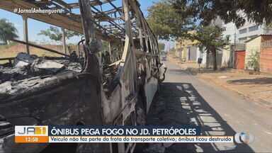 Ônibus fica destruído após pegar fogo em bairro de Goiânia - Veículo não faz parte da frota do transporte coletivo.