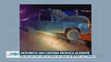 Motorista sem habilitação provoca acidente em rodovia, em Catalão - Ele caiu em uma vala no trecho em obras da BR-050.