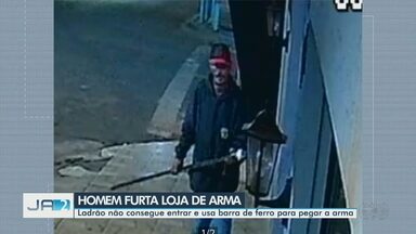 Homem furta loja de armas, em Quirinópolis - Ladrão não consegue entrar e usa barra de ferro para pegar a arma.