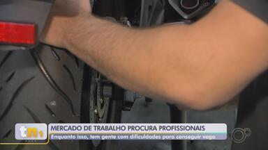 Mercado de trabalho procura por profissionais qualificados na região de Jundiaí - Empresas da região de Jundiaí (SP) estão com dificuldades para preencher as vagas de emprego que foram abertas, mas os candidatos também enfrentam dificuldades no momento de conseguir uma oportunidade, e o diferencial está na qualificação.