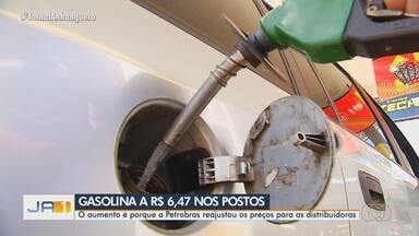 Postos reajustam preço da gasolina nas bombas - O aumento é porque a Petrobras reajustou os preços para as distribuidoras.