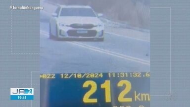 Motorista é flagrado a 212 km/h e fazendo ultrapassagem proibida na BR-070 - Condutor é multado em mais de dois mil reais e terá a carteira suspensa após ser pego em alta velocidade e realizando manobra ilegal perto de Jussara.