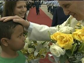 Algumas crianças conseguem chegar bem perto do Papa Francisco - Assim que desembarcou no Rio, o pontífice recebeu flores de duas crianças. A mãe de Nicolas havia sonhado que o pontífice iria pegar e abençoar o menino.