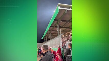 Torcida do Bayern atira bolas de tênis no campo em protesto