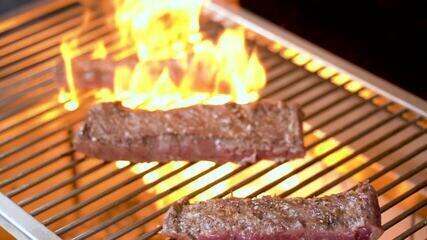 Aprenda a fazer o 'Bife de tiras com creme de alho' para o seu churrasco