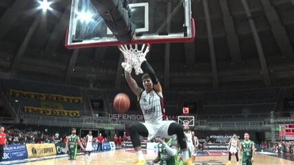 Gabriel Jaú faz enterrada impressionante durante partida contra o Bauru nas Quartas de Final da NBB