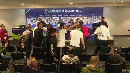 Jornalistas tentam agredir técnico do Iraque em entrevista coletiva