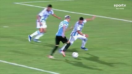 Aos 18 min do 1º tempo - gol de dentro da área de Luciano Rodríguez do Uruguai contra o Argentina