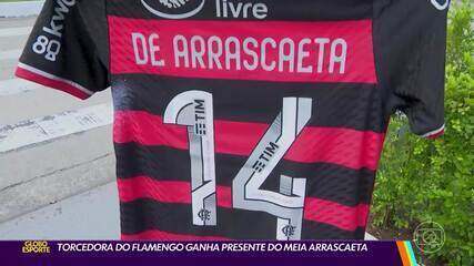 Arrascaeta dá camisa de presente para torcedora do Flamengo