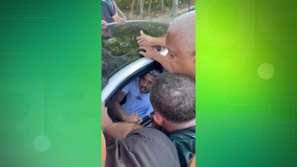 Torcida do Fluminense protesta na porta do CT tricolor
