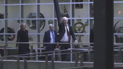 Julian Assange desembarca de avião após chegar à Austrália