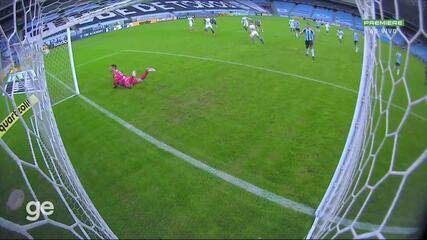 Aos 37 min do 2º tempo - cobrança de pênalti defendida de Diego Souza do Grêmio contra o Fortaleza