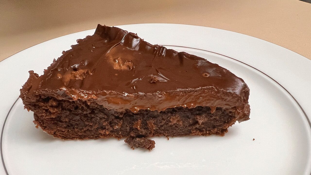 Torta de chocolate fit substitui ingredientes tradicionais por versões menos calóricas, como a farinha de amêndoas e chocolate 100% cacau. Confira!