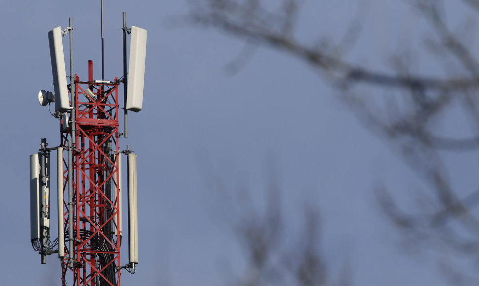 Mobiliojo ryšio bokštas su antenomis