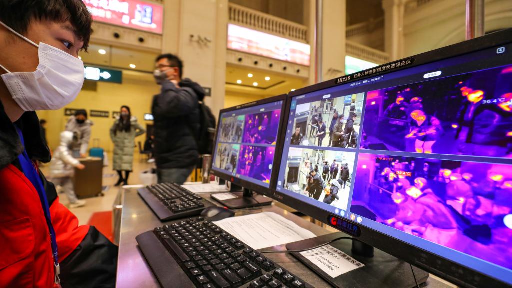 Controles en la estación de tren de Wuhan