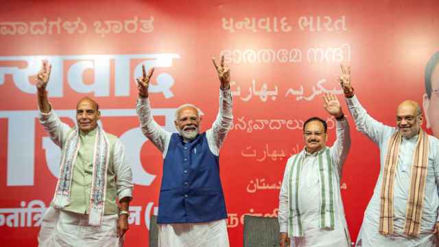 Narendra Modi junto a varios miembros de su partido tras revalidar su victoria en las elecciones.