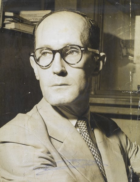 Retrato do escritor Carlos Drummond de Andrade, um dos 30 escritores brasileiros mais famosos.