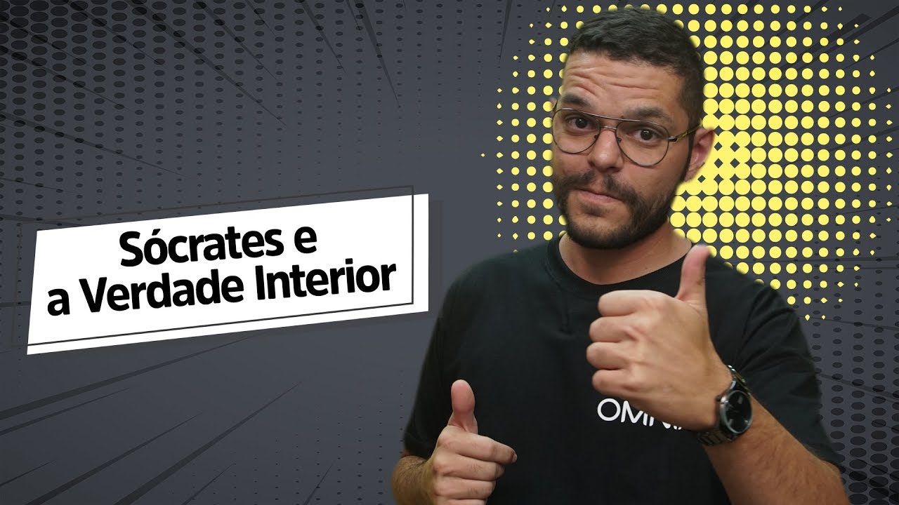 Professor ao lado do escrito "Sócrates e a Verdade Interior".