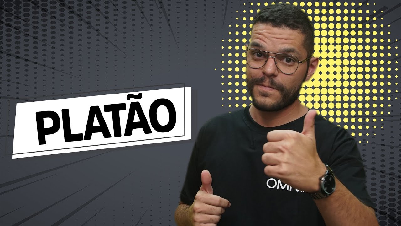 Professor ao lado do texto"Platão".