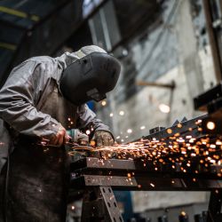 homem fazendo trabalho siderúrgico