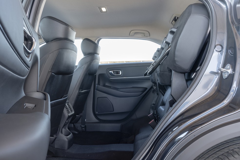 HR-V pode levantar os assentos traseiros para carregar objetos mais altos — Foto: Bruno Guerreiro/Autoesporte